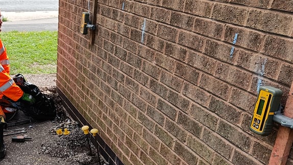 Resi - laser receivers monitoring level changes during resin injection